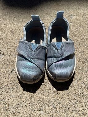 Toms Kids Slip-On Sneakers in Light Blue with Iridescent Sheen
